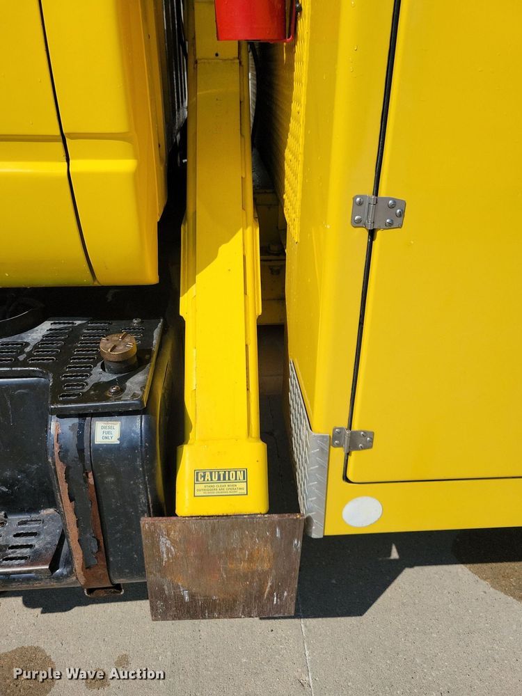 image for item IQ9914 1991  Chevrolet Kodiak  bucket truck