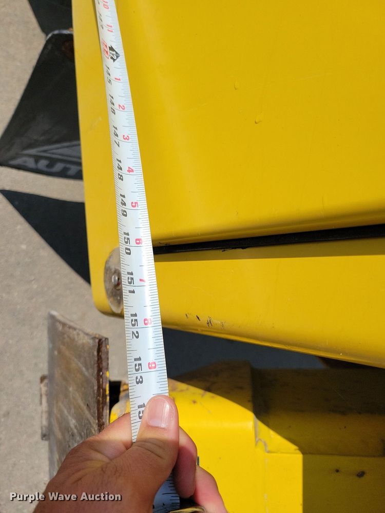 image for item IQ9914 1991  Chevrolet Kodiak  bucket truck