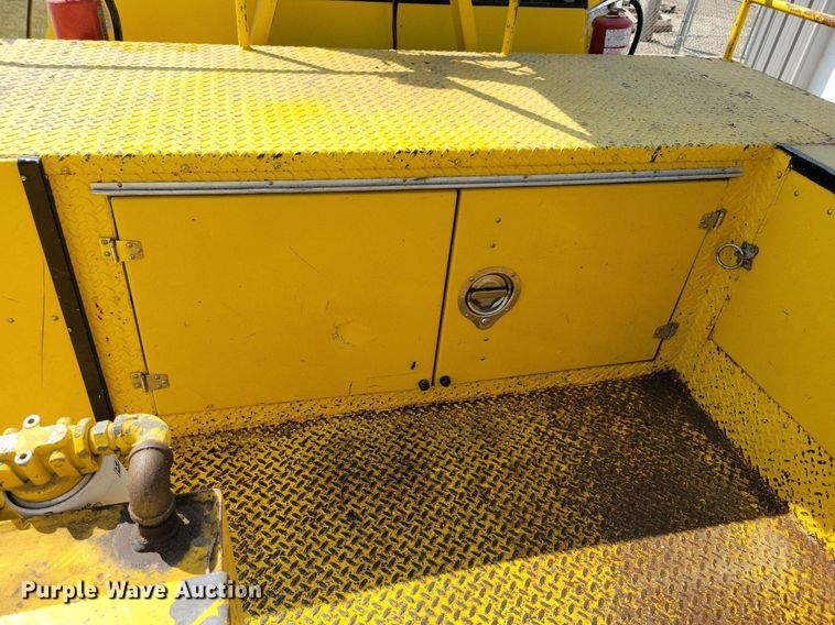 image for item IQ9914 1991  Chevrolet Kodiak  bucket truck