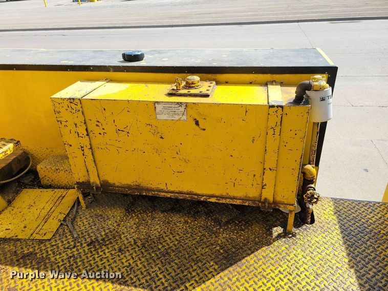 image for item IQ9914 1991  Chevrolet Kodiak  bucket truck