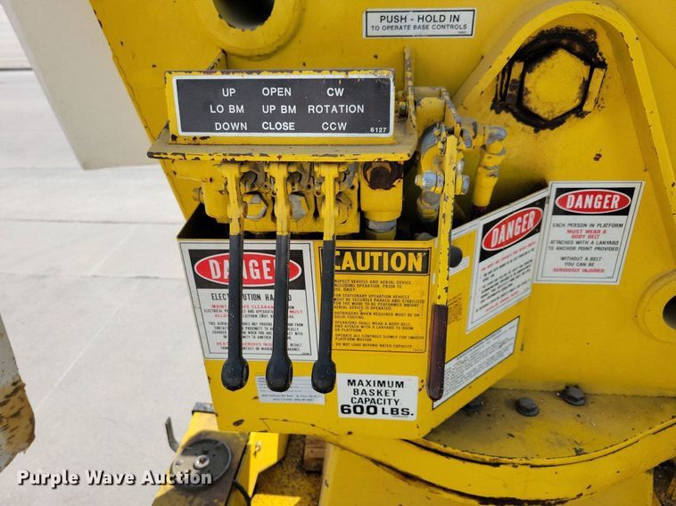 image for item IQ9914 1991  Chevrolet Kodiak  bucket truck