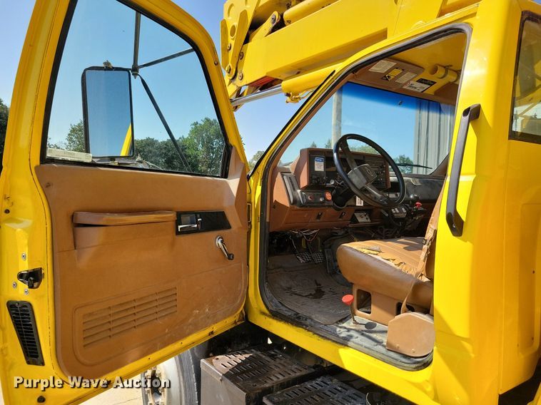 image for item IQ9914 1991  Chevrolet Kodiak  bucket truck