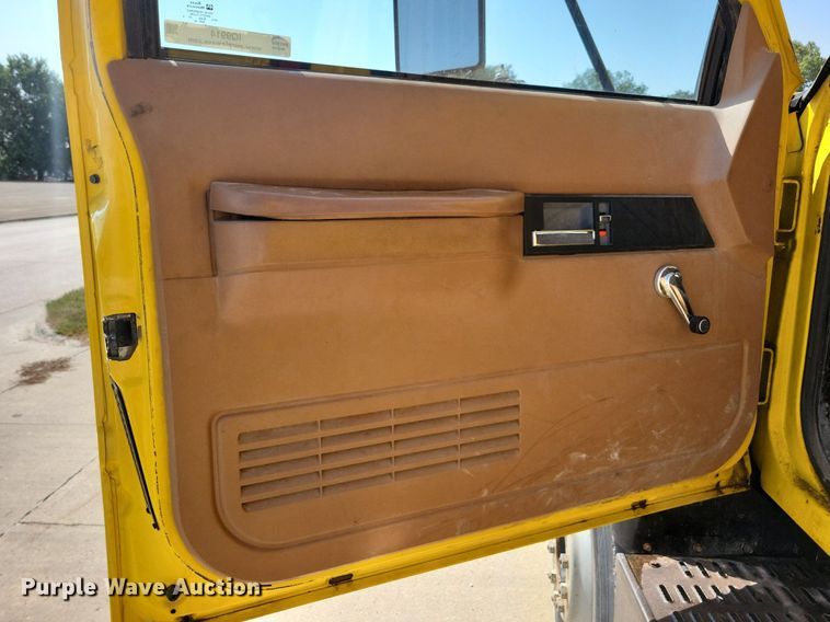 image for item IQ9914 1991  Chevrolet Kodiak  bucket truck