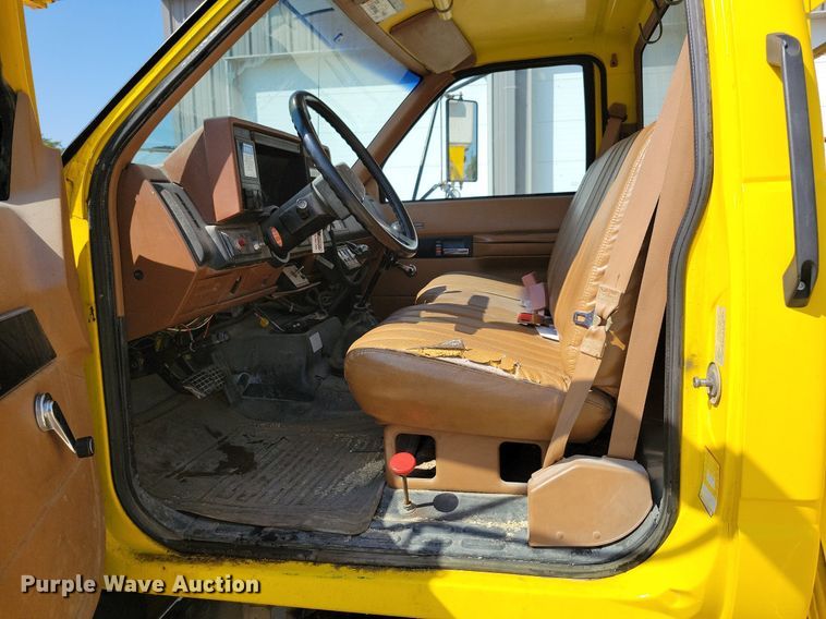 image for item IQ9914 1991  Chevrolet Kodiak  bucket truck
