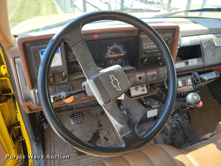 image for item IQ9914 1991  Chevrolet Kodiak  bucket truck