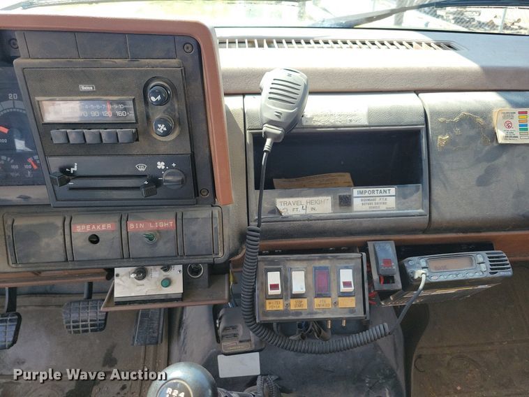 image for item IQ9914 1991  Chevrolet Kodiak  bucket truck