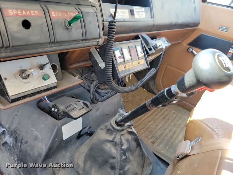 image for item IQ9914 1991  Chevrolet Kodiak  bucket truck