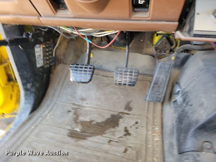 image for item IQ9914 1991  Chevrolet Kodiak  bucket truck