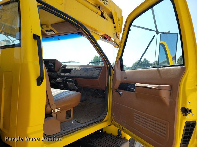 image for item IQ9914 1991  Chevrolet Kodiak  bucket truck