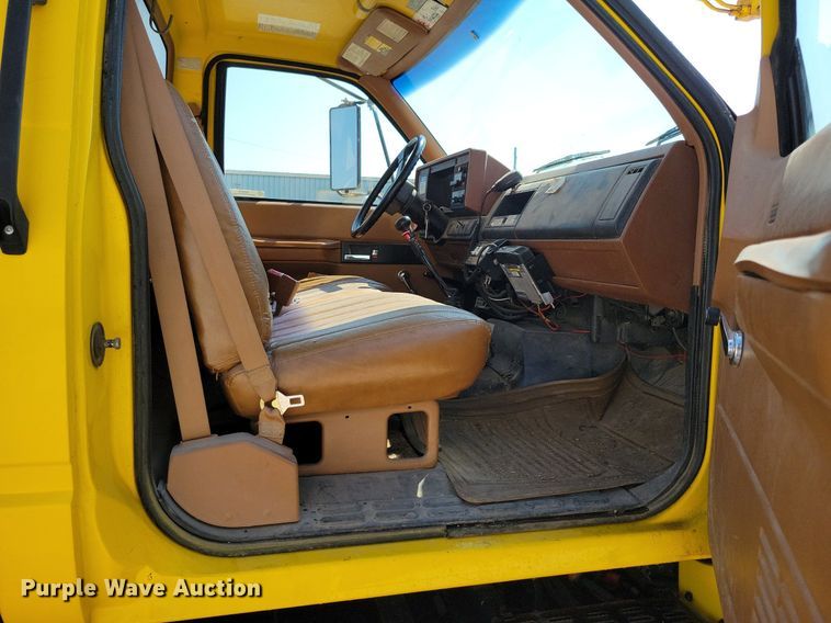 image for item IQ9914 1991  Chevrolet Kodiak  bucket truck