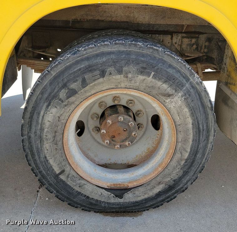 image for item IQ9914 1991  Chevrolet Kodiak  bucket truck