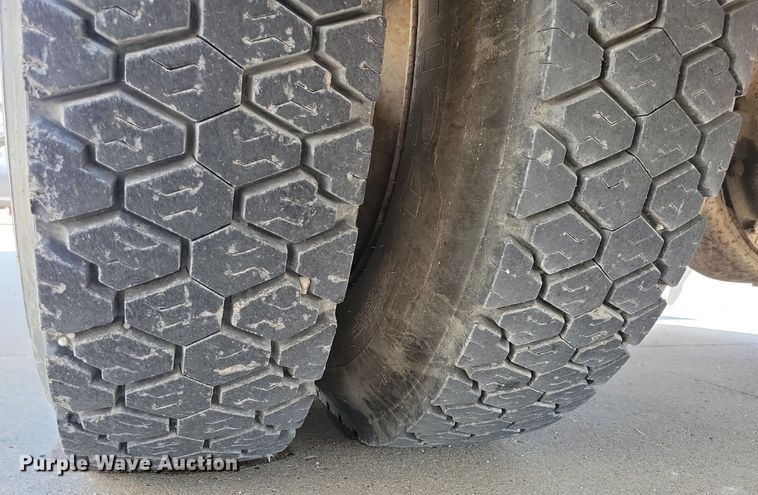 image for item IQ9914 1991  Chevrolet Kodiak  bucket truck