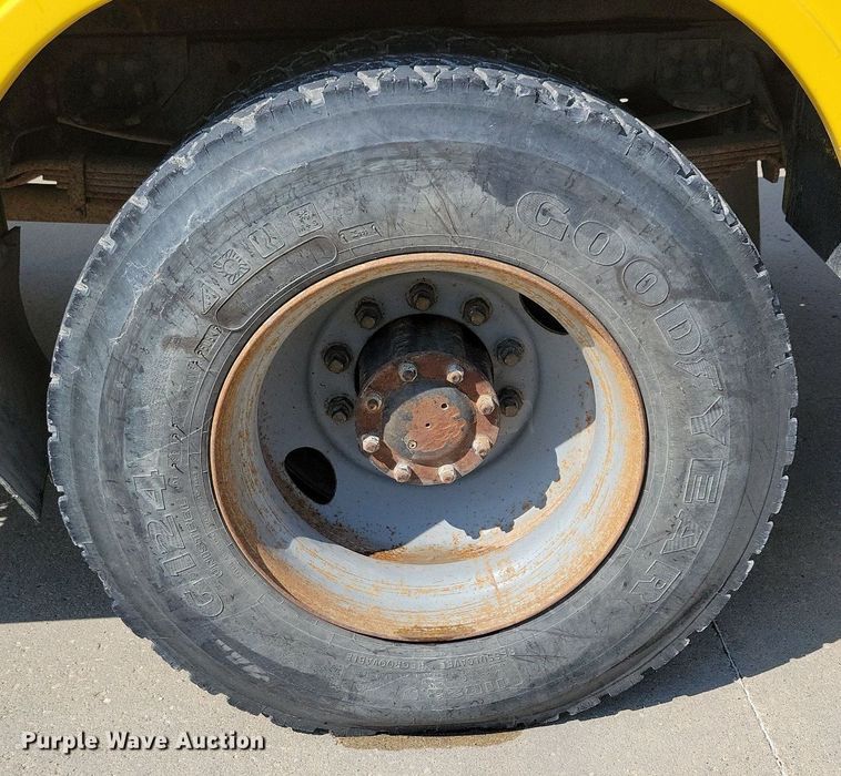 image for item IQ9914 1991  Chevrolet Kodiak  bucket truck