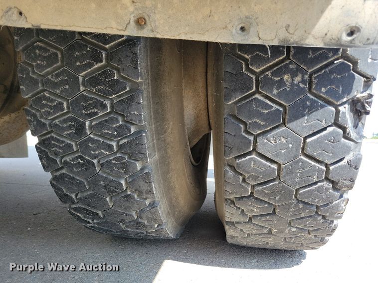 image for item IQ9914 1991  Chevrolet Kodiak  bucket truck