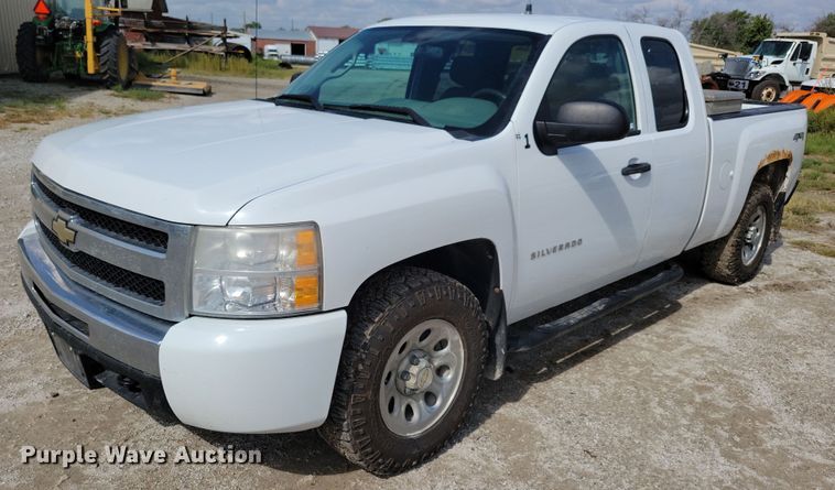 image for item IQ9919 2001 Chevrolet Silverado 1500  Ext. Cab pickup truck