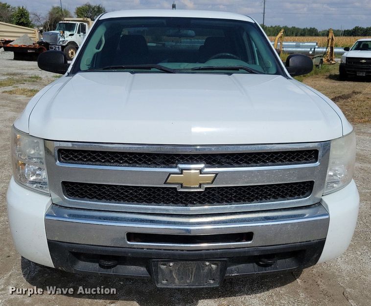 image for item IQ9919 2001 Chevrolet Silverado 1500  Ext. Cab pickup truck