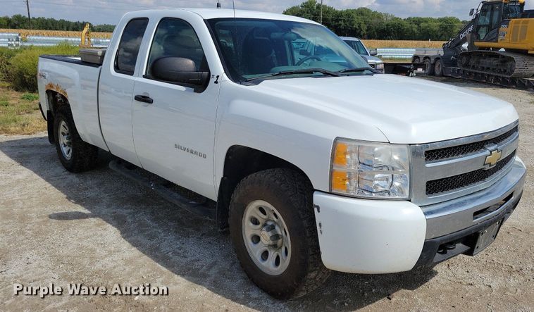 image for item IQ9919 2001 Chevrolet Silverado 1500  Ext. Cab pickup truck