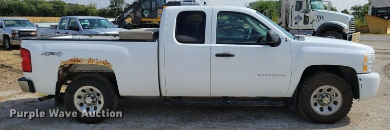 image for item IQ9919 2001 Chevrolet Silverado 1500  Ext. Cab pickup truck