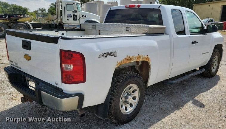 image for item IQ9919 2001 Chevrolet Silverado 1500  Ext. Cab pickup truck