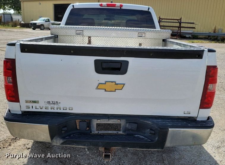 image for item IQ9919 2001 Chevrolet Silverado 1500  Ext. Cab pickup truck