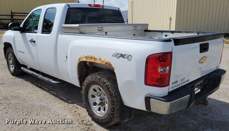 image for item IQ9919 2001 Chevrolet Silverado 1500  Ext. Cab pickup truck