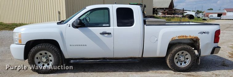 image for item IQ9919 2001 Chevrolet Silverado 1500  Ext. Cab pickup truck