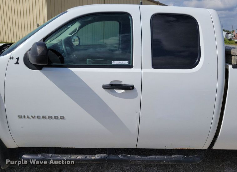 image for item IQ9919 2001 Chevrolet Silverado 1500  Ext. Cab pickup truck