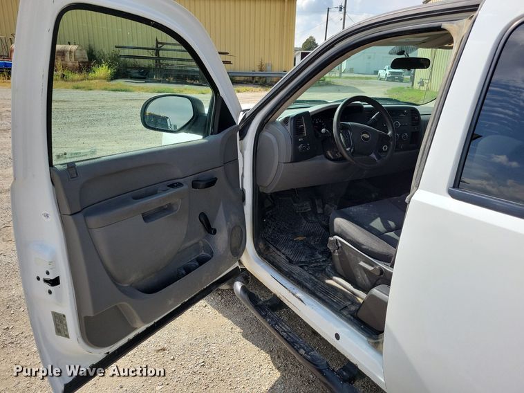 image for item IQ9919 2001 Chevrolet Silverado 1500  Ext. Cab pickup truck