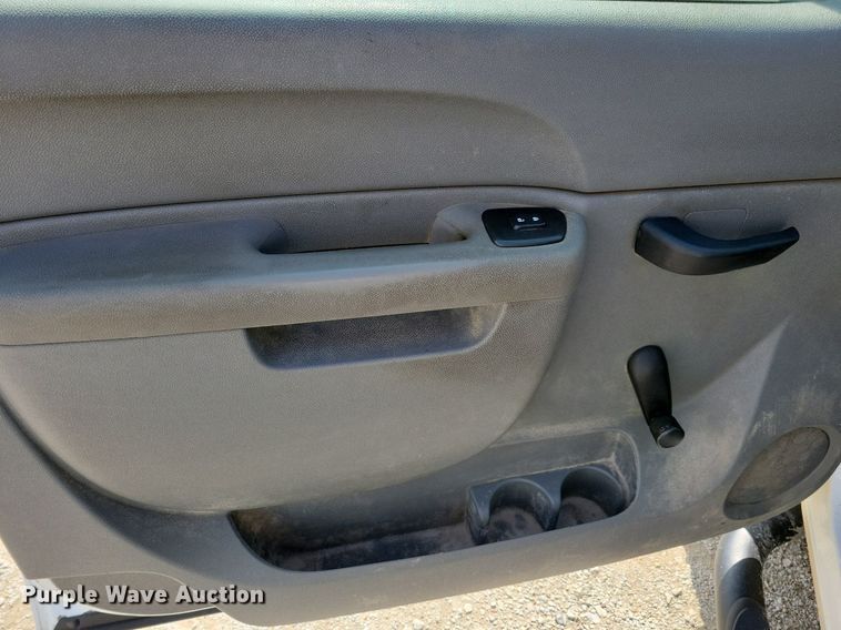 image for item IQ9919 2001 Chevrolet Silverado 1500  Ext. Cab pickup truck