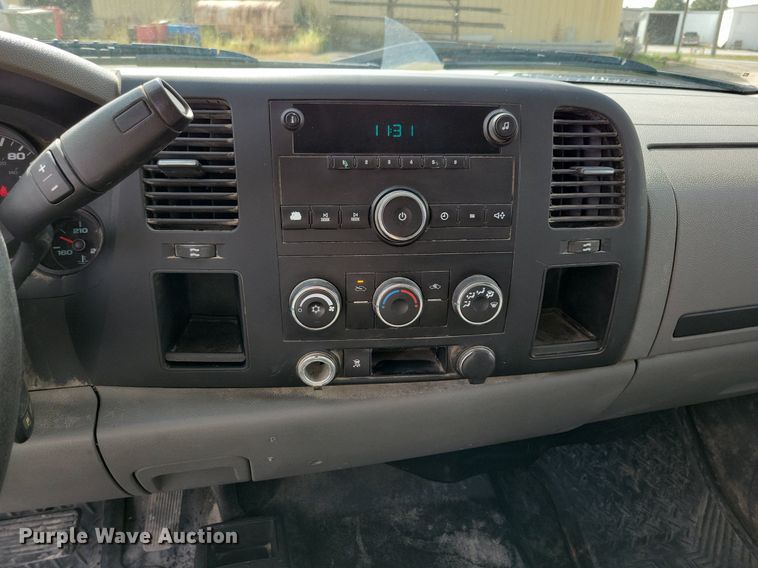 image for item IQ9919 2001 Chevrolet Silverado 1500  Ext. Cab pickup truck