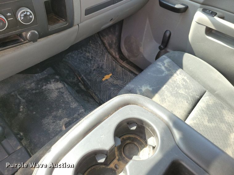 image for item IQ9919 2001 Chevrolet Silverado 1500  Ext. Cab pickup truck