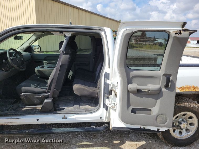 image for item IQ9919 2001 Chevrolet Silverado 1500  Ext. Cab pickup truck