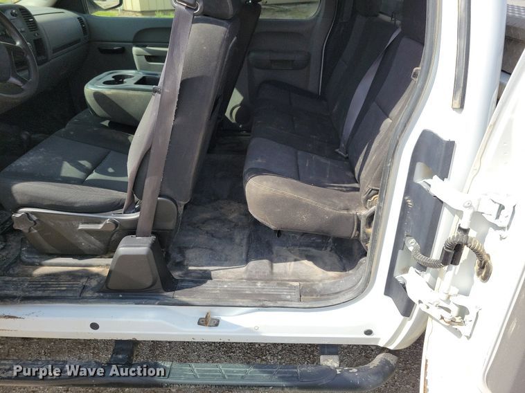 image for item IQ9919 2001 Chevrolet Silverado 1500  Ext. Cab pickup truck