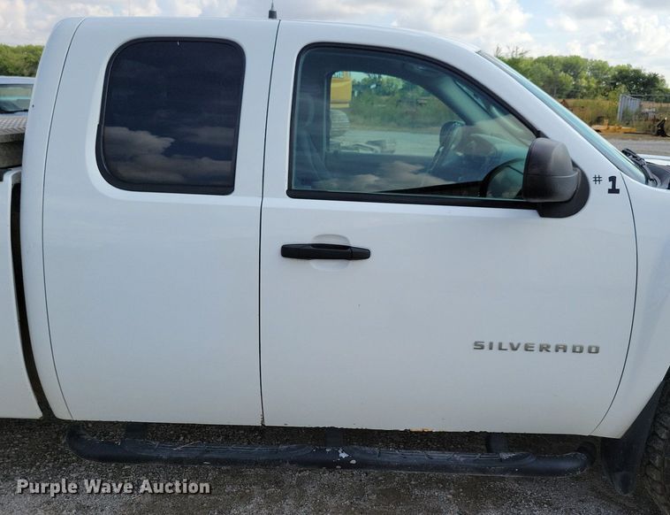 image for item IQ9919 2001 Chevrolet Silverado 1500  Ext. Cab pickup truck