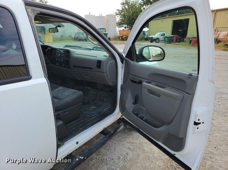 image for item IQ9919 2001 Chevrolet Silverado 1500  Ext. Cab pickup truck