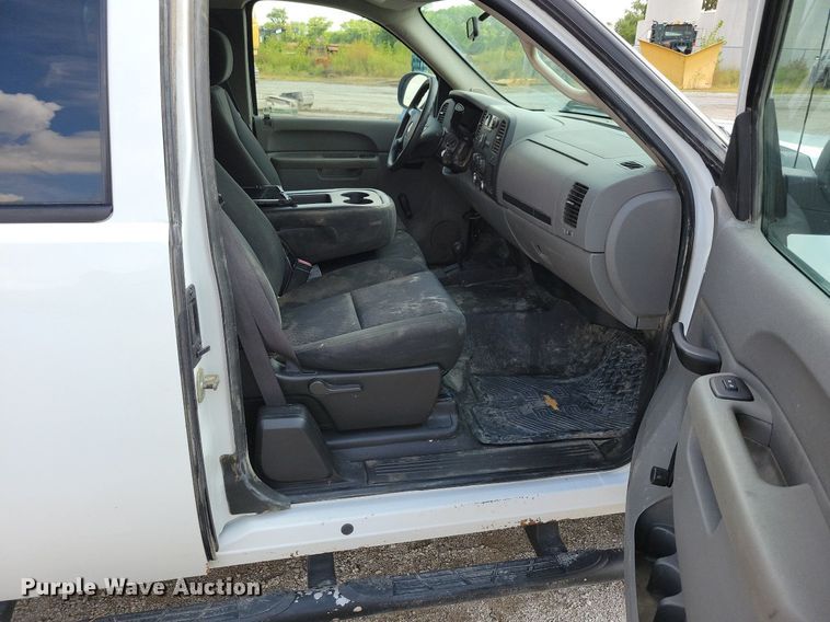 image for item IQ9919 2001 Chevrolet Silverado 1500  Ext. Cab pickup truck