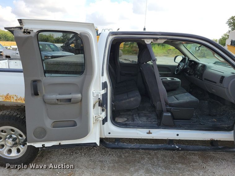 image for item IQ9919 2001 Chevrolet Silverado 1500  Ext. Cab pickup truck