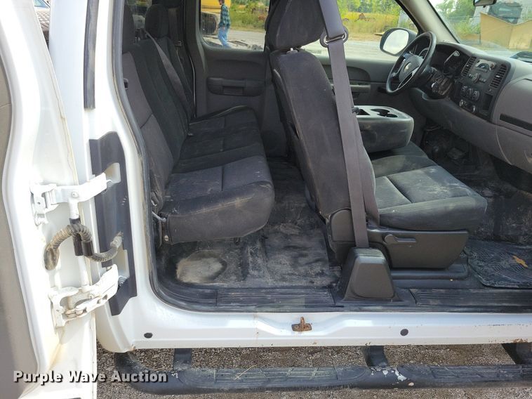 image for item IQ9919 2001 Chevrolet Silverado 1500  Ext. Cab pickup truck