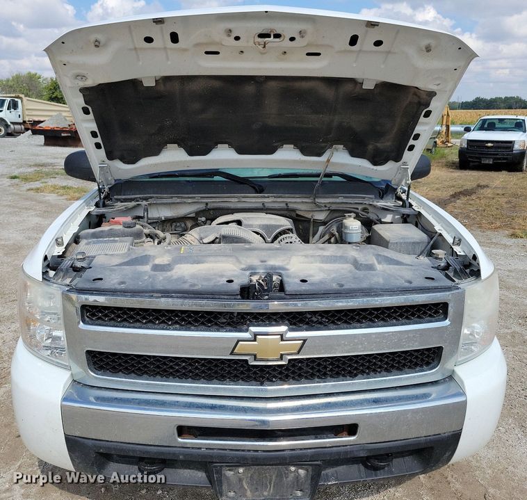 image for item IQ9919 2001 Chevrolet Silverado 1500  Ext. Cab pickup truck