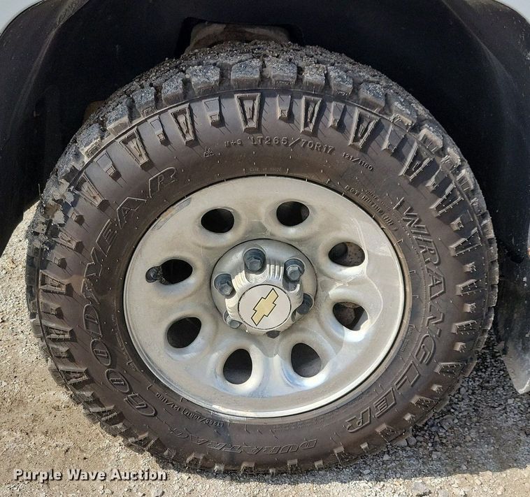 image for item IQ9919 2001 Chevrolet Silverado 1500  Ext. Cab pickup truck