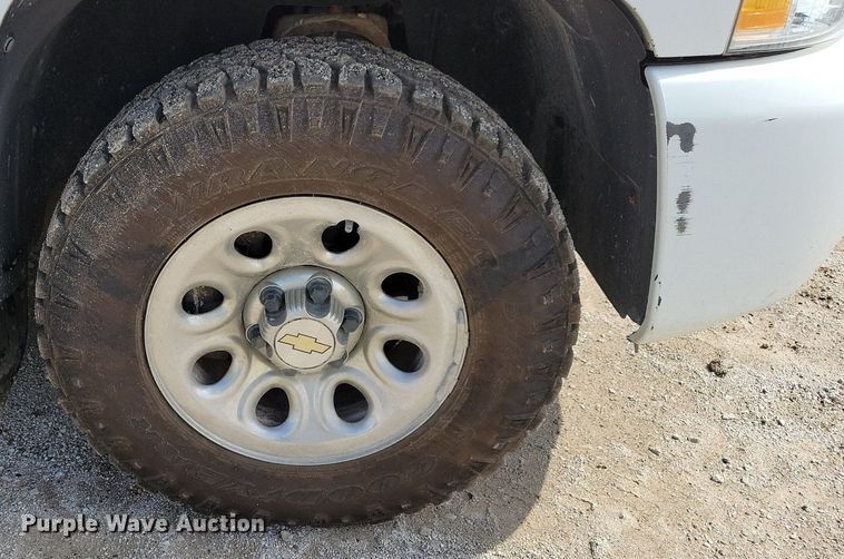 image for item IQ9919 2001 Chevrolet Silverado 1500  Ext. Cab pickup truck