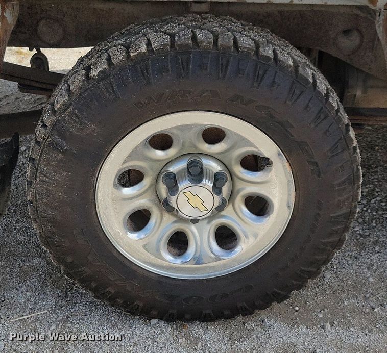 image for item IQ9919 2001 Chevrolet Silverado 1500  Ext. Cab pickup truck