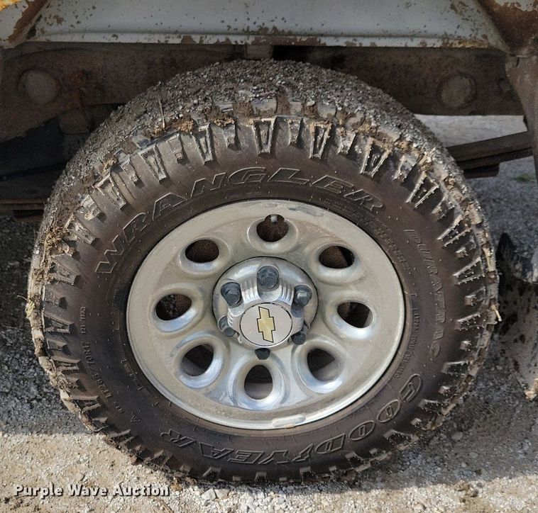 image for item IQ9919 2001 Chevrolet Silverado 1500  Ext. Cab pickup truck