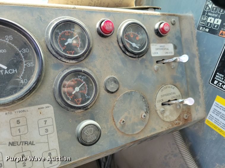 image for item IQ9920 1999 Gradall XL4100  wheeled excavator