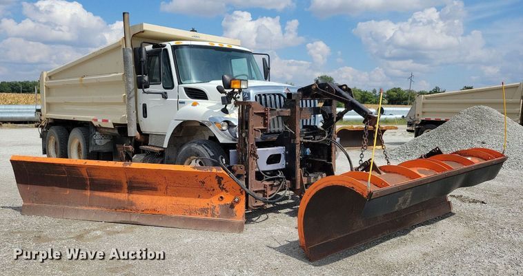 image for item IQ9928 2014 International WorkStar 7400  dump truck
