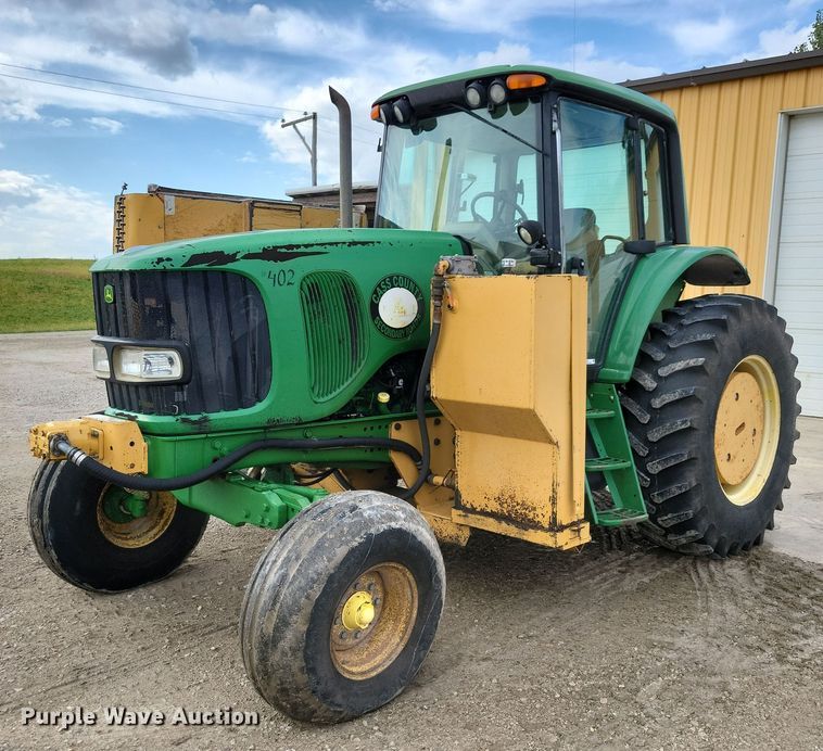 image for item IQ9929 2003 John Deere 7220  tractor