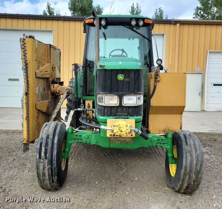 image for item IQ9929 2003 John Deere 7220  tractor