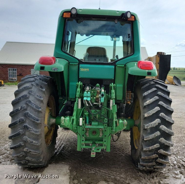 image for item IQ9929 2003 John Deere 7220  tractor
