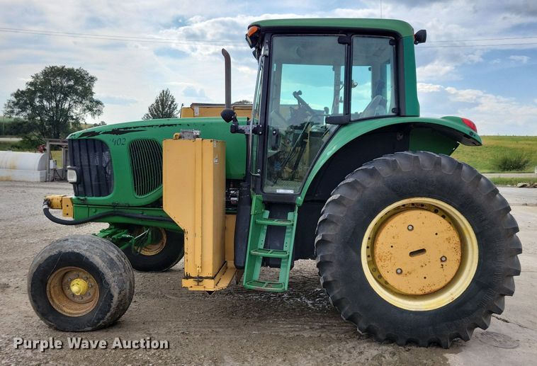 image for item IQ9929 2003 John Deere 7220  tractor