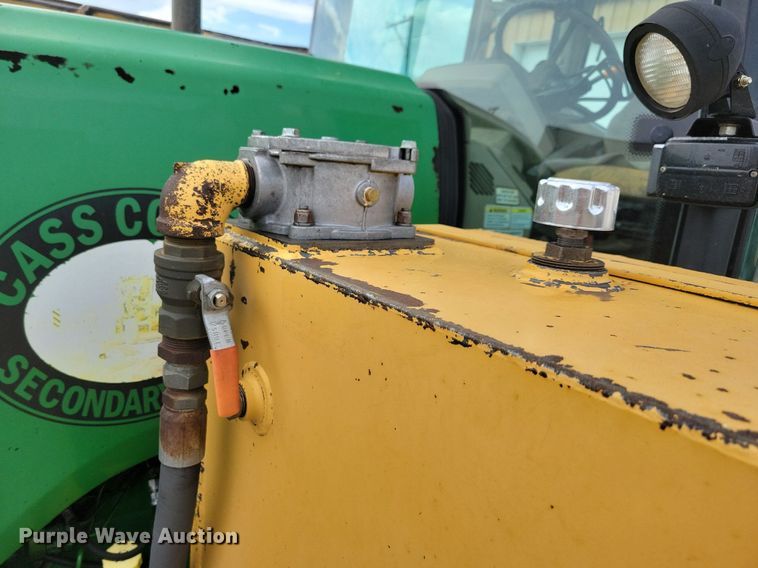 image for item IQ9929 2003 John Deere 7220  tractor